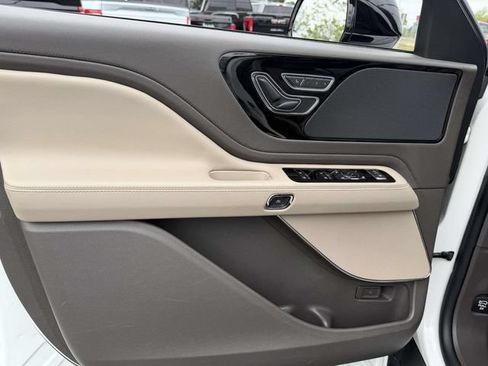 Used 2023 Lincoln Aviator AWD w/ Premium Package image 17