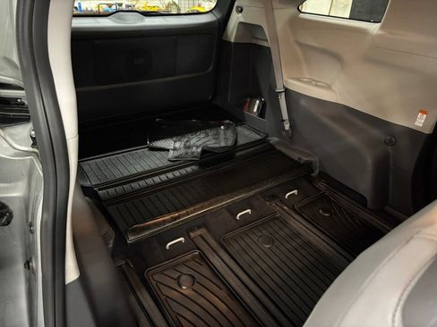 Used 2024 Toyota Sienna XLE w/ XLE Plus Package FWD image 18