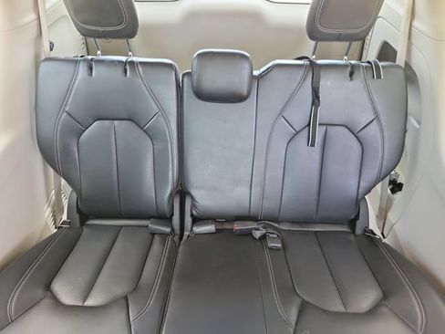 Used 2023 Chrysler Pacifica Touring-L FWD image 8