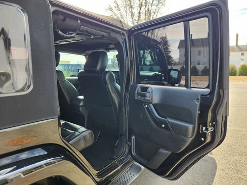 Used 2012 Jeep Wrangler Unlimited Sahara image 34