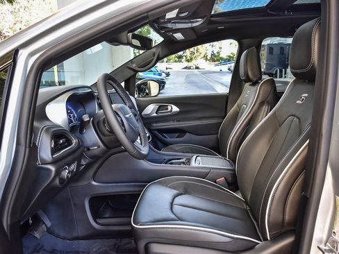 New 2026 Chrysler Pacifica Limited w/ S Appearance Package FWD image 17