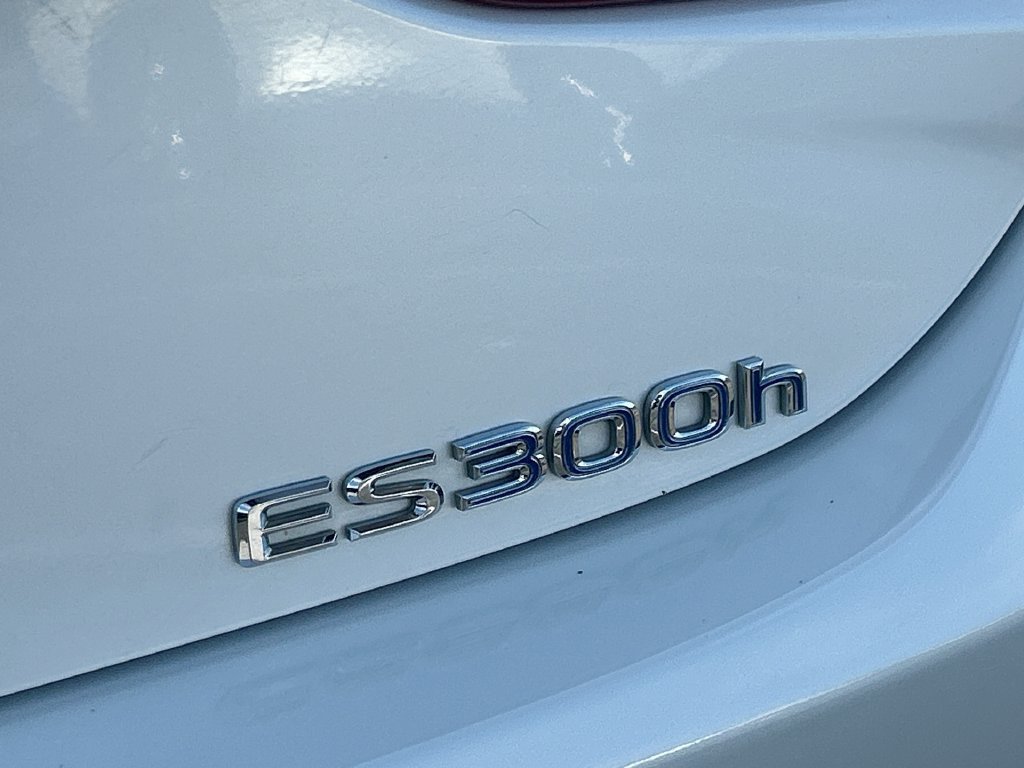 Used 2022 Lexus ES 300h w/ Premium Package FWD image 19