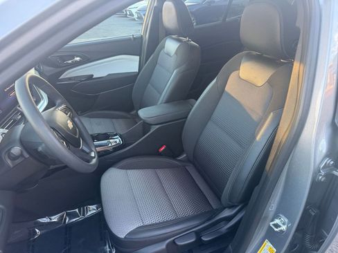 Used 2025 Chevrolet Trax LT image 35