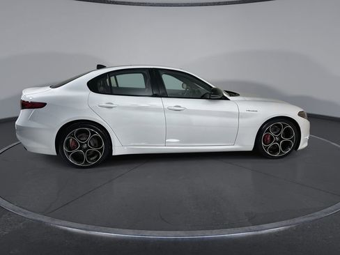 Used 2022 Alfa Romeo Giulia Veloce RWD image 9