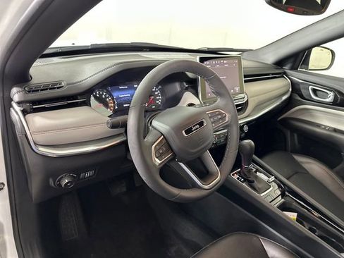 Used 2024 Jeep Compass Limited image 13