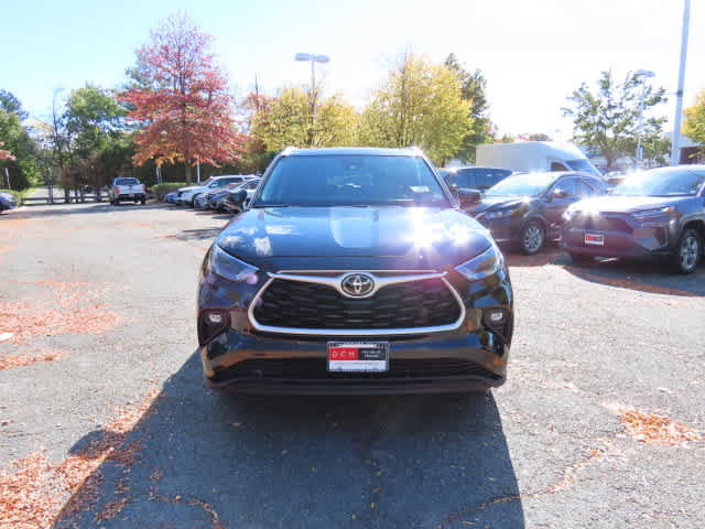 Used 2024 Toyota Highlander XLE AWD/4WD image 6