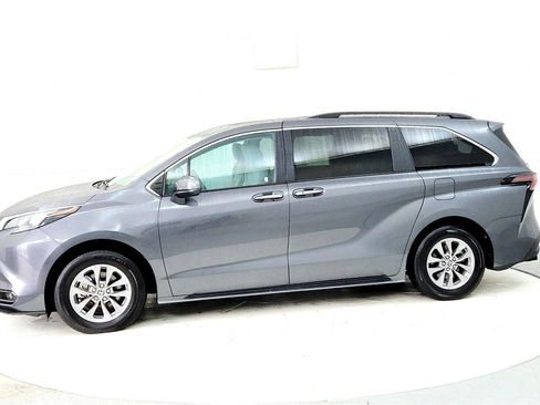 Used 2025 Toyota Sienna XLE w/ XLE Plus Package image 3