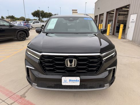 Certified 2025 Honda Pilot Touring image 3