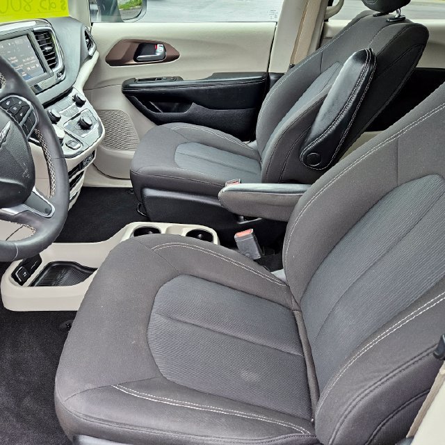 Used 2022 Chrysler Voyager LX FWD image 12