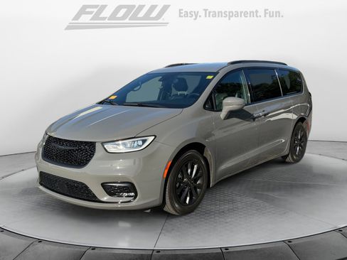 Used 2021 Chrysler Pacifica Touring-L w/ S Appearance Package FWD image 4