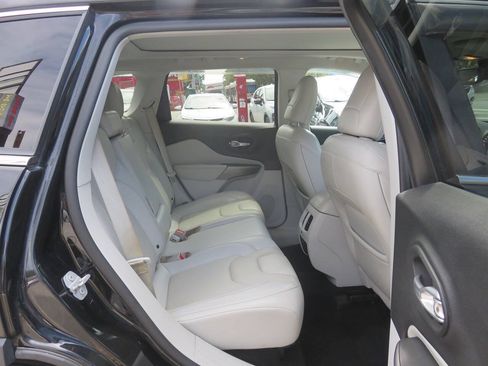Used 2019 Jeep Cherokee Limited AWD/4WD image 22