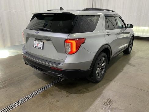 Used 2022 Ford Explorer XLT w/ Equipment Group 202A image 3