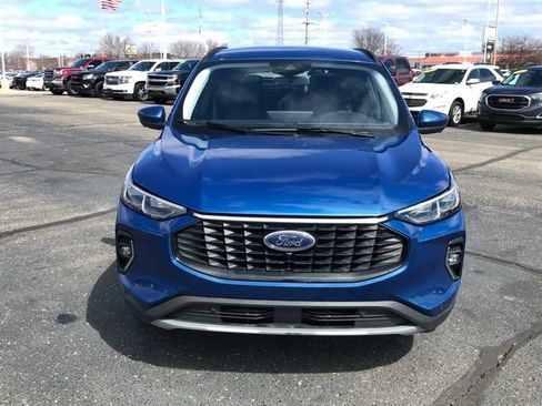 Used 2023 Ford Escape Platinum AWD/4WD image 2