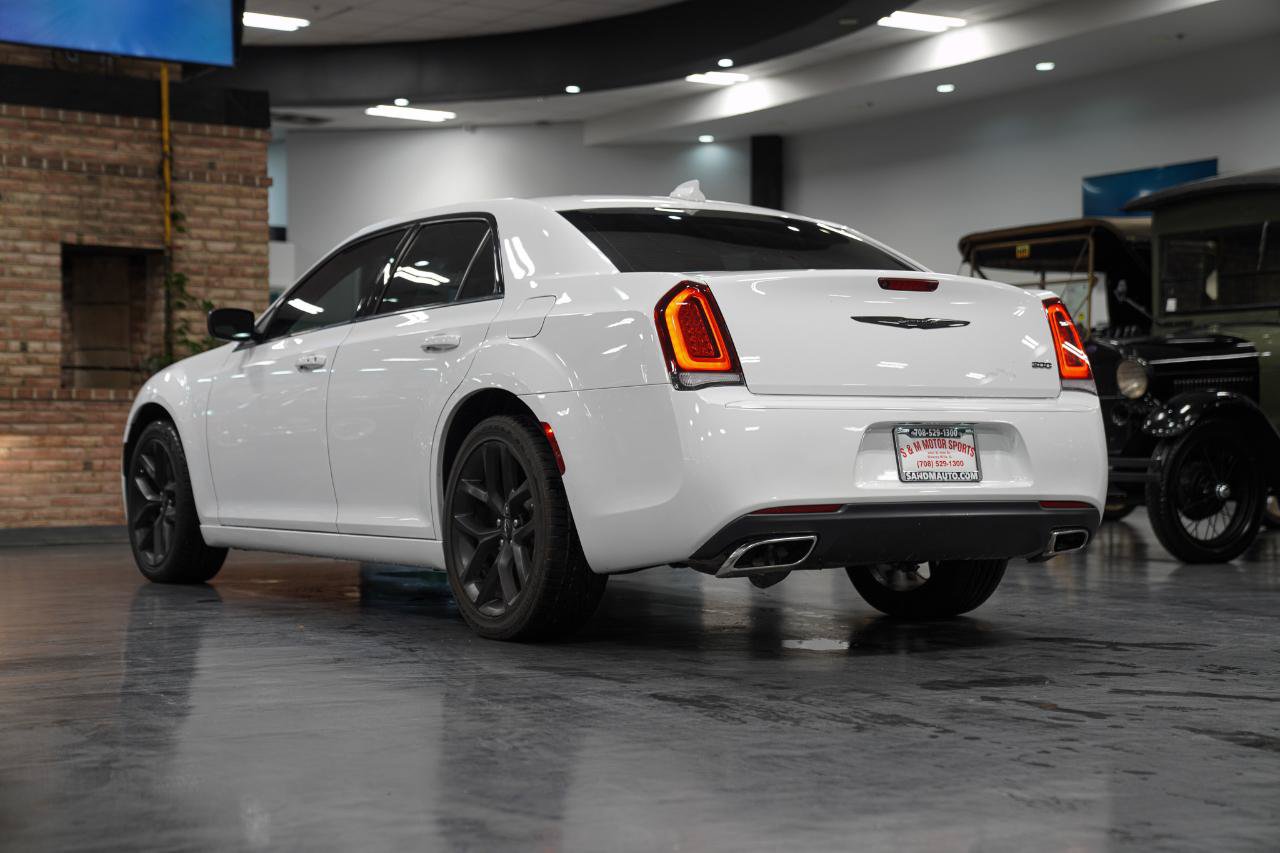 Used 2023 Chrysler 300 Touring w/ Sport Appearance Package RWD image 15