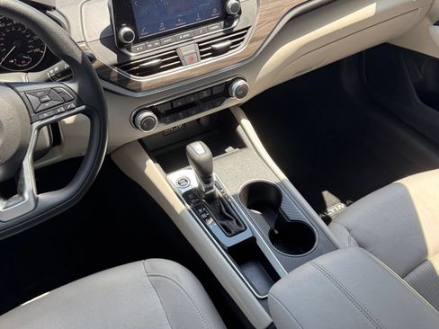 Used 2025 Nissan Altima 2.5 SV FWD image 42