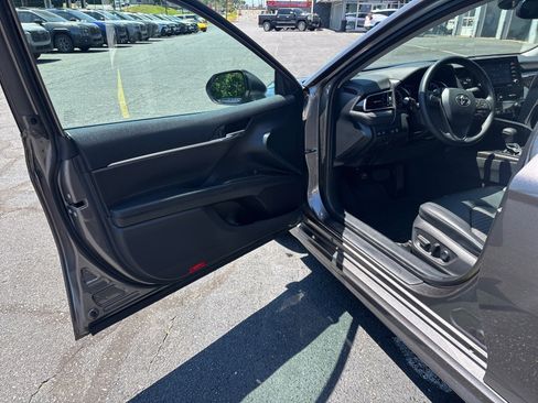 Used 2021 Toyota Camry SE w/ Convenience Package FWD image 9