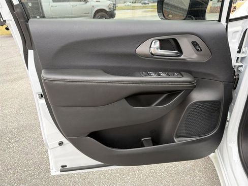 New 2026 Chrysler Pacifica Select FWD image 7