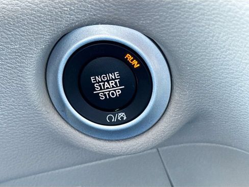 Used 2024 Chrysler Pacifica Touring-L FWD image 36