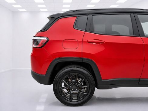 Used 2023 Jeep Compass Latitude w/ Sun and Sound Group AWD/4WD image 7