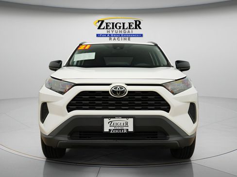 Used 2021 Toyota RAV4 LE AWD/4WD image 2