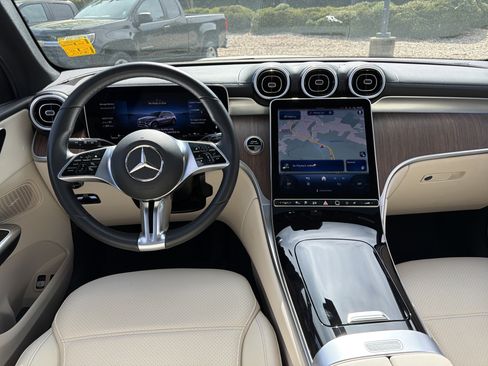 Used 2025 Mercedes-Benz GLC 350e 4MATIC image 23