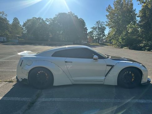 Used 2014 Nissan GT-R Premium w/ Premium Interior Package image 6