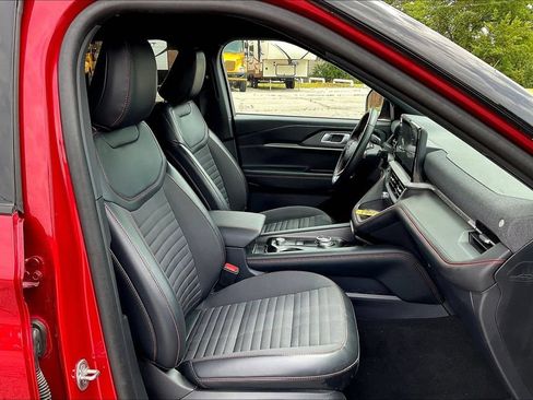 Used 2025 Ford Explorer ST-Line w/ ST-Line Street Pack AWD/4WD image 16