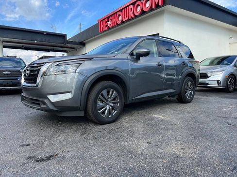 Used 2024 Nissan Pathfinder SV image 2