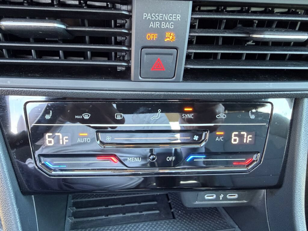 Used 2025 Volkswagen Jetta SE FWD image 25