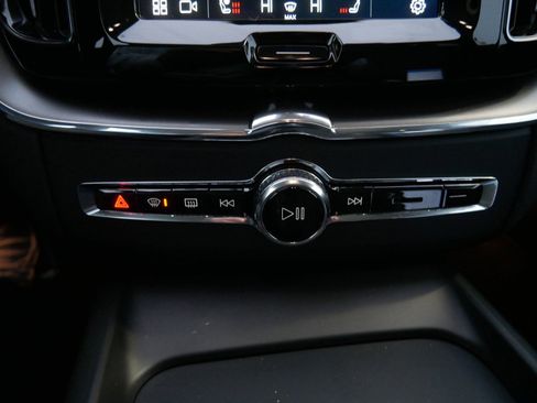 Certified 2025 Volvo XC60 B5 Core image 19