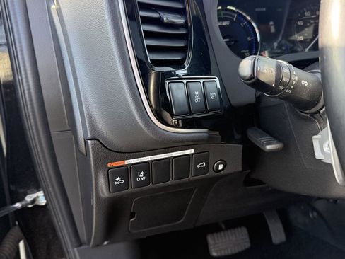 Used 2022 Mitsubishi Outlander LE image 18