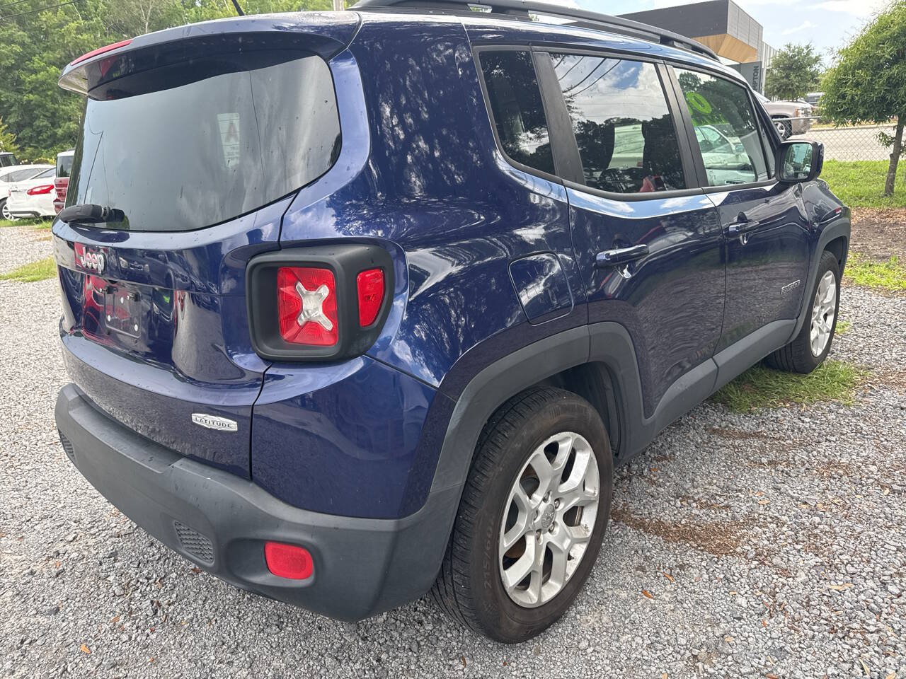 Used 2016 Jeep Renegade Latitude FWD image 3