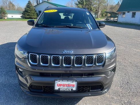 Used 2024 Jeep Compass Latitude AWD/4WD image 4