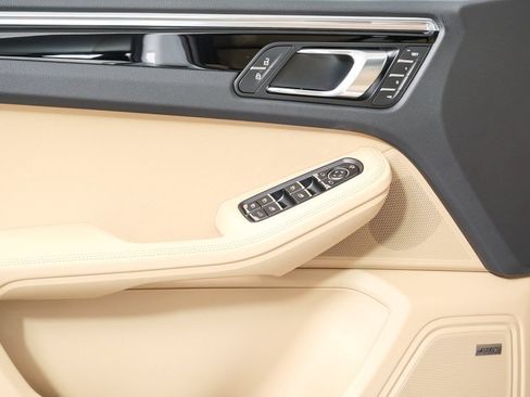 Certified 2026 Porsche Macan AWD/4WD image 6