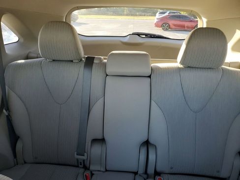 Used 2015 Toyota Venza LE image 13