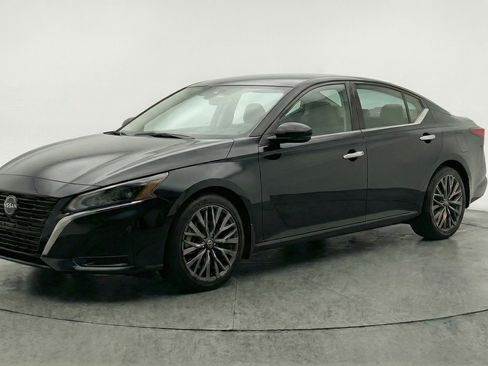 Used 2025 Nissan Altima 2.5 SV image 3