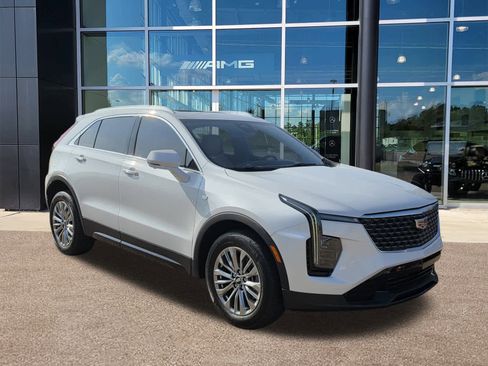 Used 2025 Cadillac XT4 Premium Luxury image 3