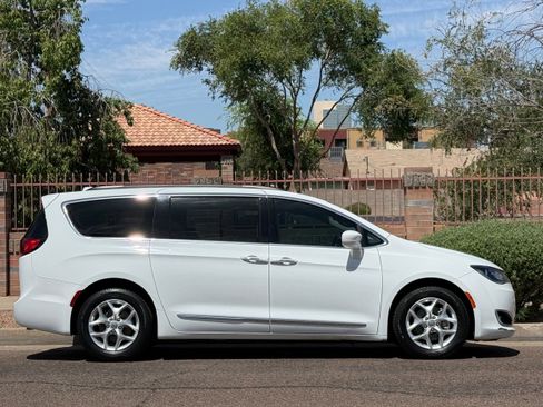 Used 2017 Chrysler Pacifica Touring-L w/ Tire & Wheel Group FWD image 9
