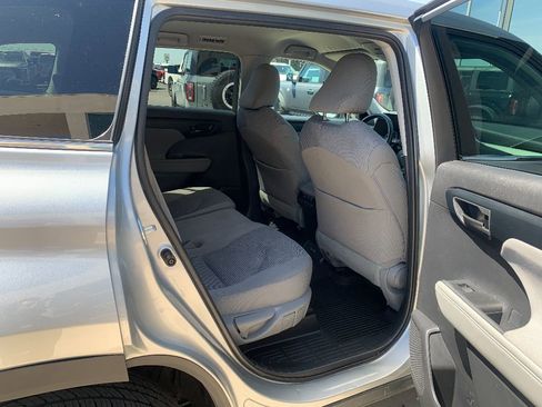 Used 2023 Toyota Highlander LE image 31