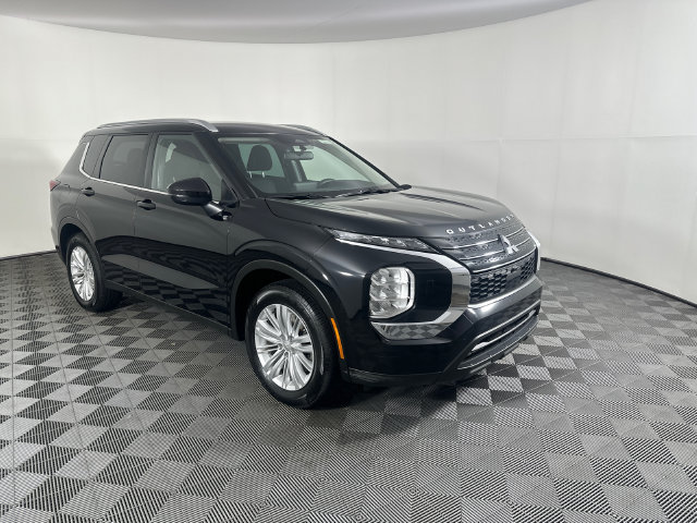 Used 2023 Mitsubishi Outlander ES AWD/4WD image 2
