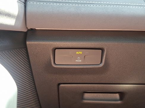 Certified 2025 Volkswagen Tiguan SE image 22