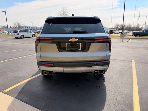Used 2024 Chevrolet Traverse LT image 7