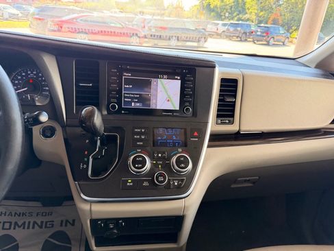 Used 2018 Toyota Sienna XLE w/ XLE Navigation Package FWD image 25
