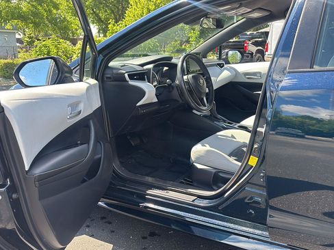 Used 2020 Toyota Corolla SE FWD image 2