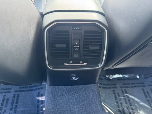 Used 2022 Porsche Macan AWD/4WD image 17