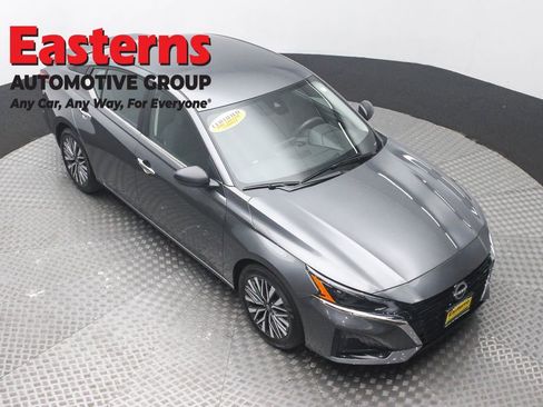 Used 2025 Nissan Altima 2.5 SV image 3