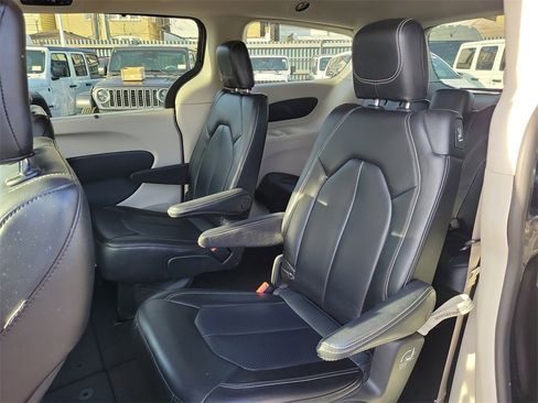 Certified 2023 Chrysler Pacifica Touring-L image 20