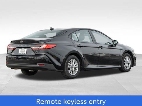 Used 2025 Toyota Camry LE image 7