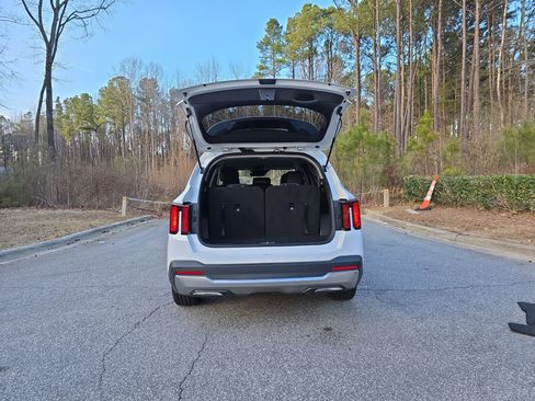 Used 2024 Kia Sorento S image 12