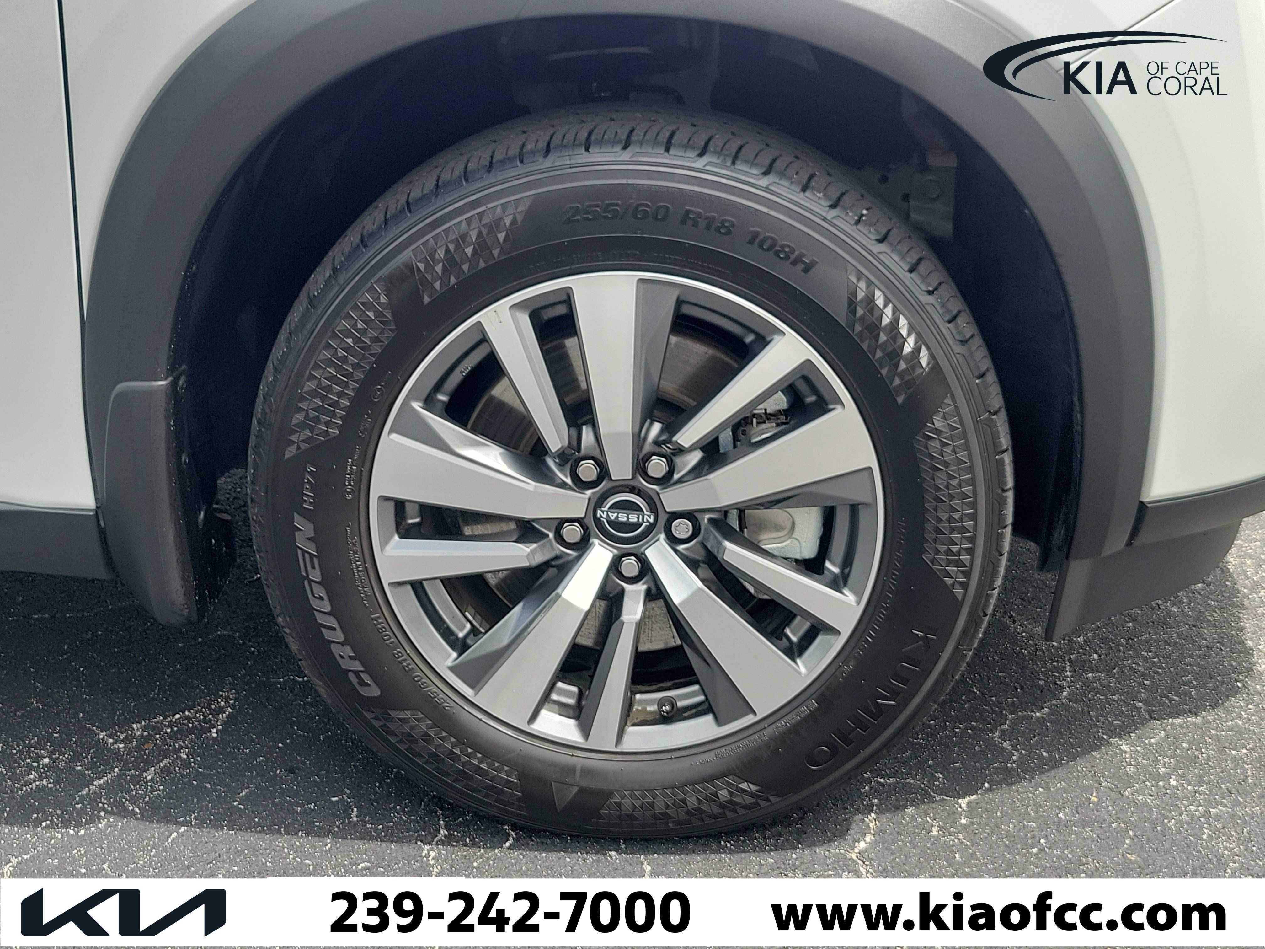 Used 2025 Nissan Pathfinder SL w/ Black Appearance Package FWD image 7